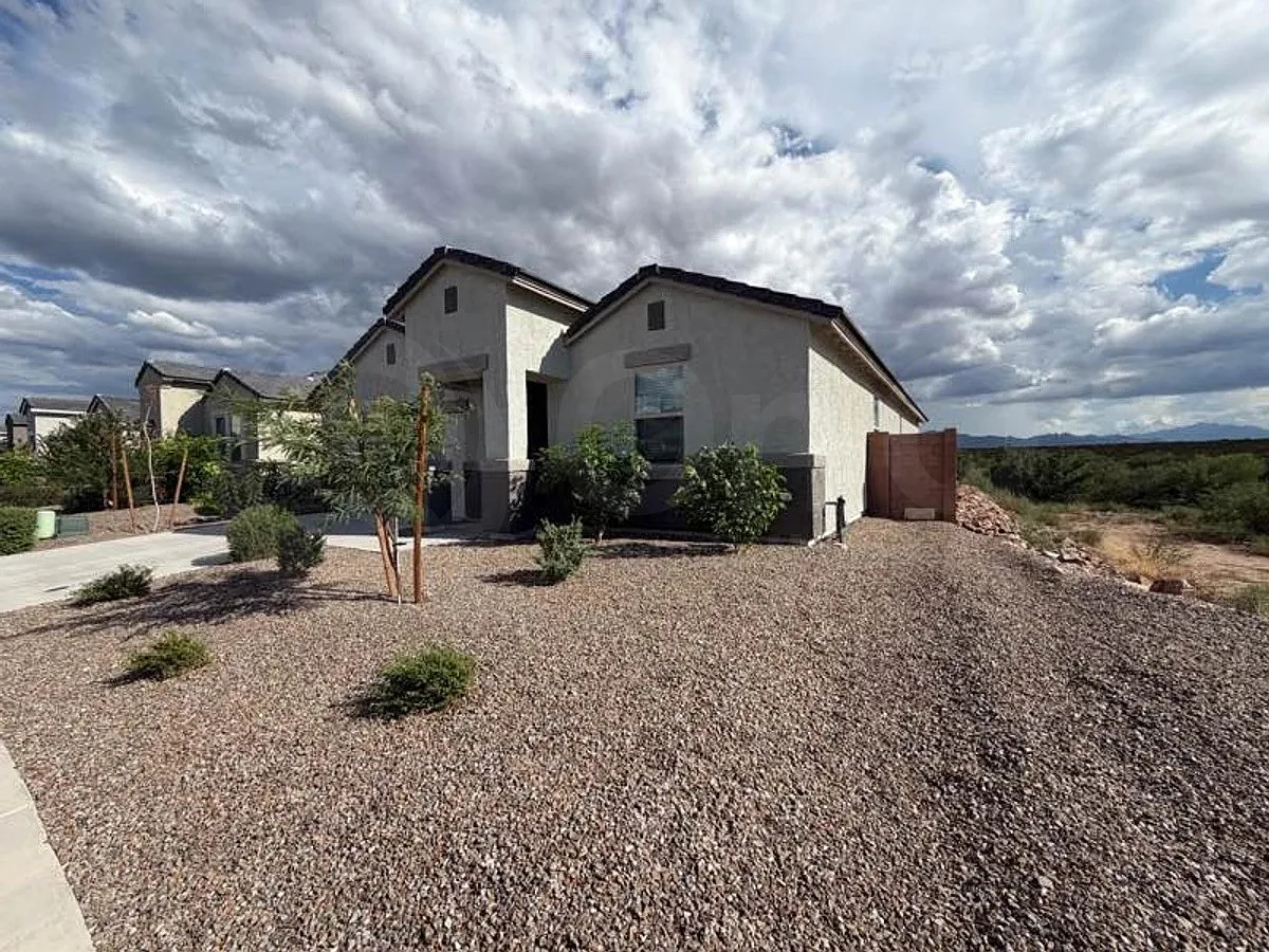 4 bed, 2.0 bath, 2053 sqft, $2,249 — Photo 3