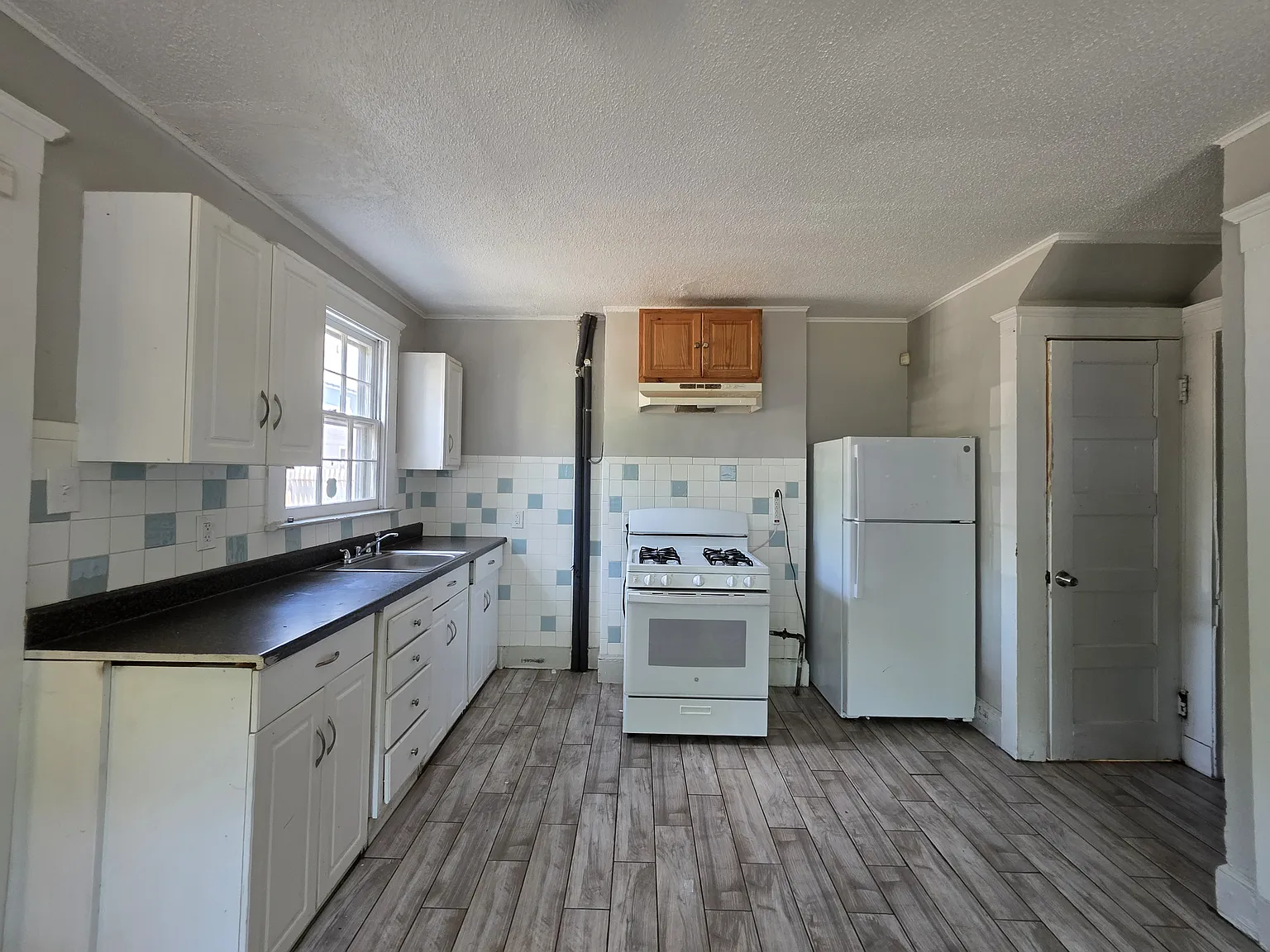 5 bed, 2.5 bath, $2,250 — Photo 2