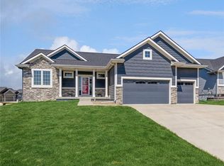 555 SE Red Fern Dr, Waukee, IA 50263
