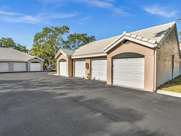 2881 N Oakland Forest Dr #112 — Photo 44
