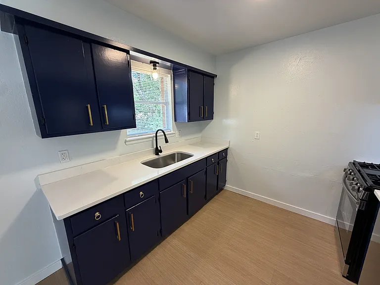 1204 McDonald Dr — Photo 2
