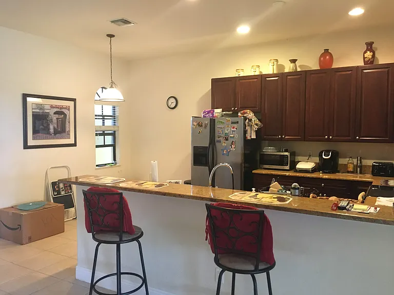 4820 SW 17th Pl — Photo 3