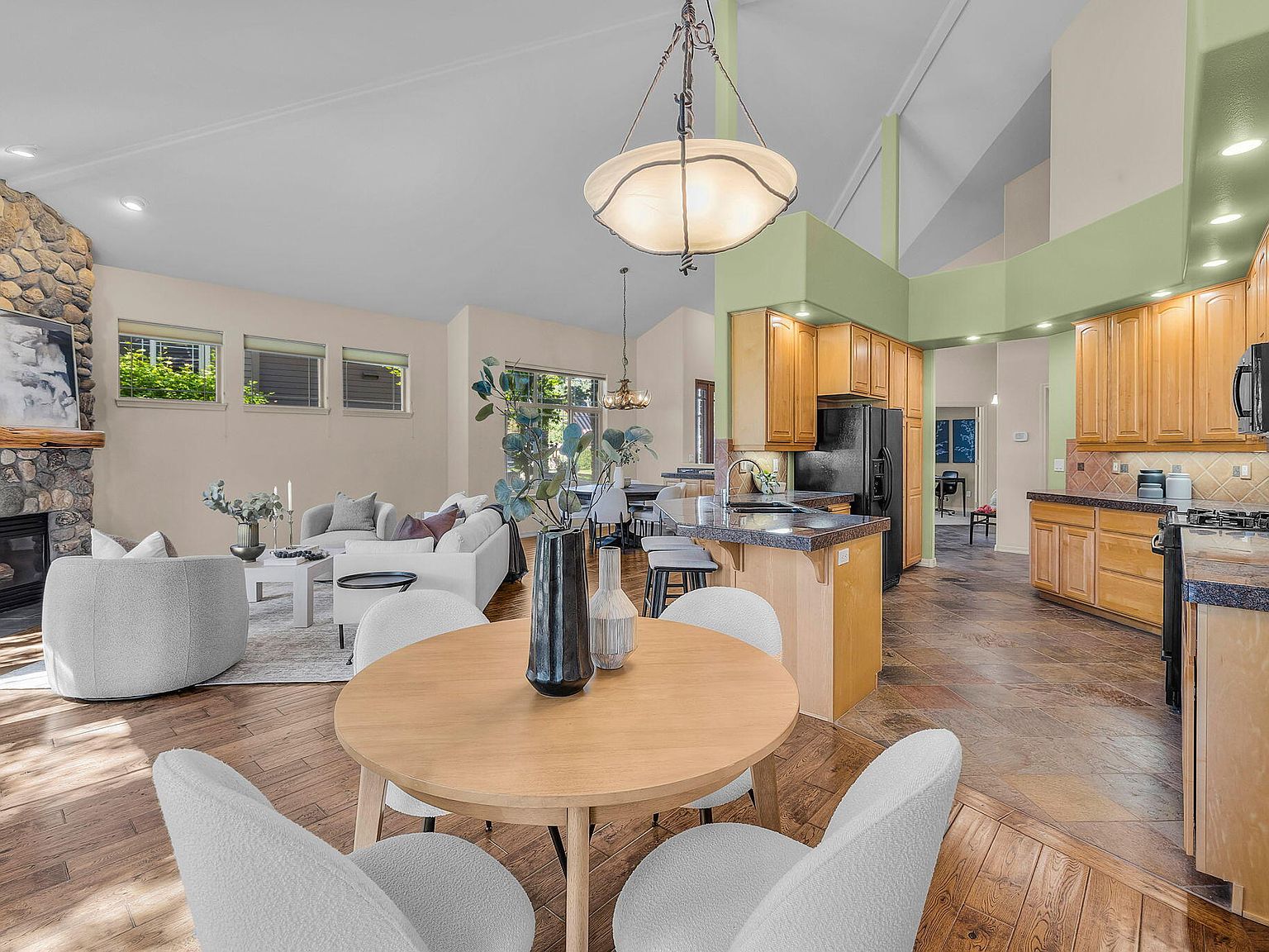 しの 19571 SW Simpson Ave, Bend, OR 97702 | Zillow