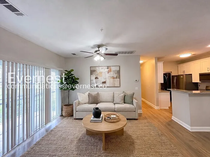 2 bed, 1.0 bath, 988 sqft, $1,495 — Photo 2