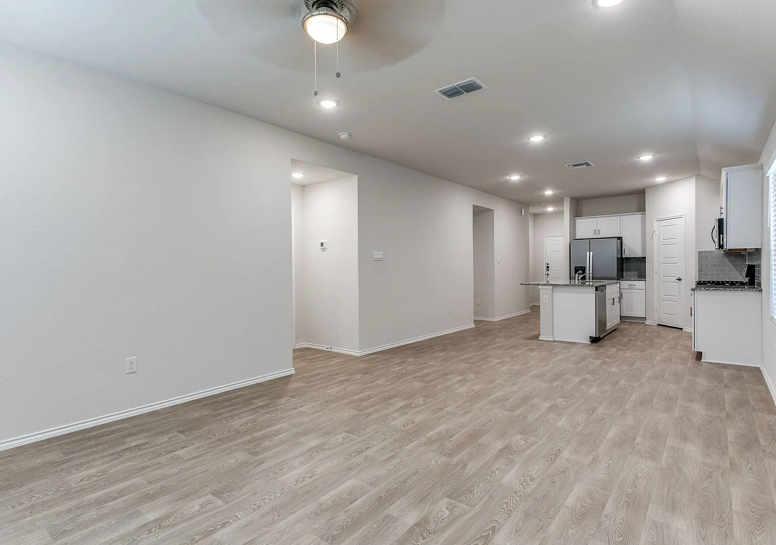 New Home for lease 4/2/2 — Photo 2