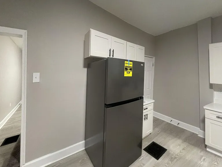 6152 Glenmore Ave — Photo 3