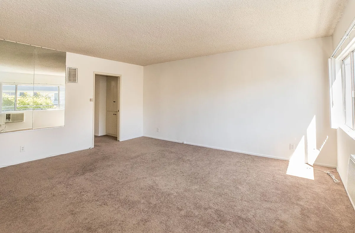 Building Photo - 963 S Barrington Ave #7