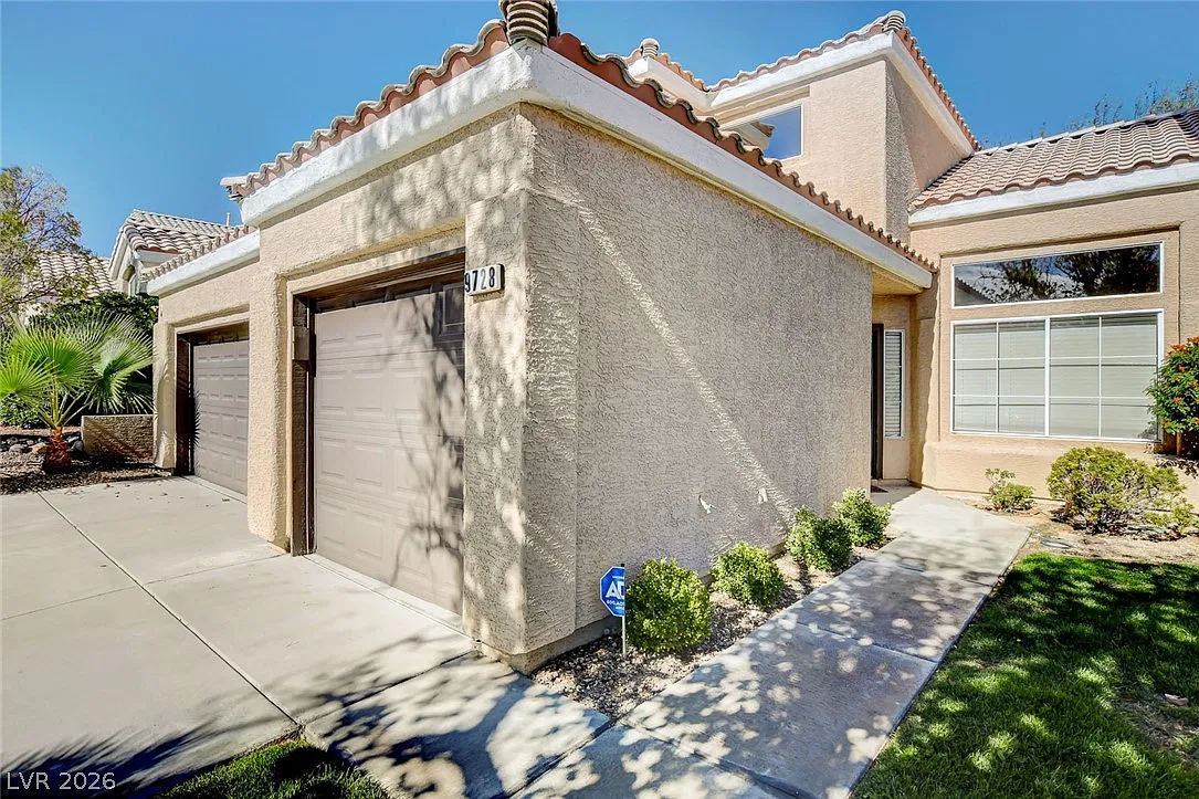 3 bed, 3.0 bath, 1899 sqft, $3,395 — Photo 2