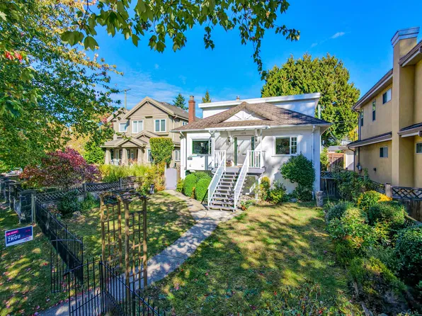 1275 Park Dr, Vancouver, BC V6P 2K1