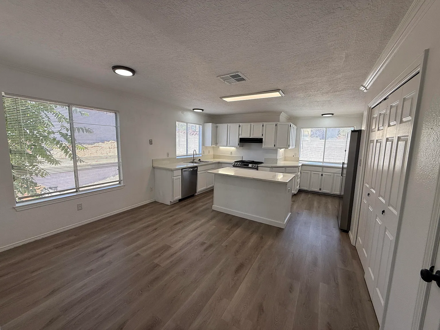 4 bed, 6.0 bath, 4136 sqft, $3,599 — Photo 4