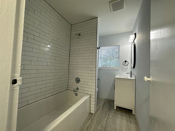 5th image of 207 9th Ave N #110
