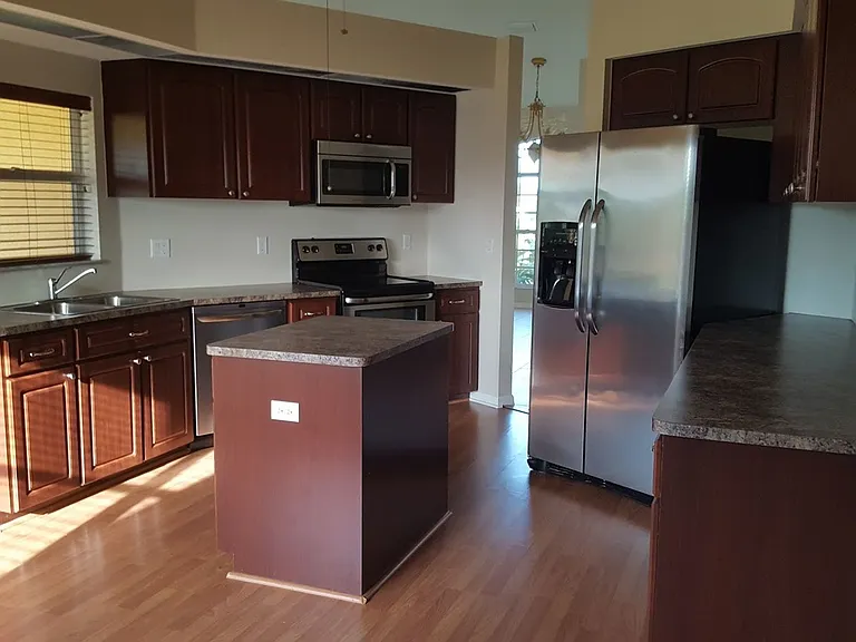 1405 NE 5th Pl — Photo 8