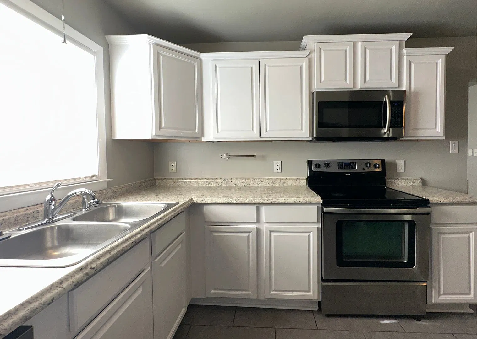 Lovely Vintage 4 BR Home Near Castlewood Park! Off-Street Parking, Fenced Yard, Dogs Ok! — Photo 2