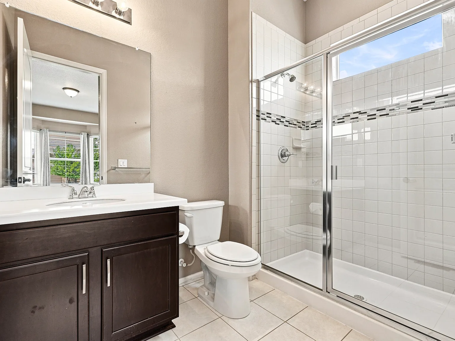 6 bed, 6034 sqft, $5,300 — Photo 3