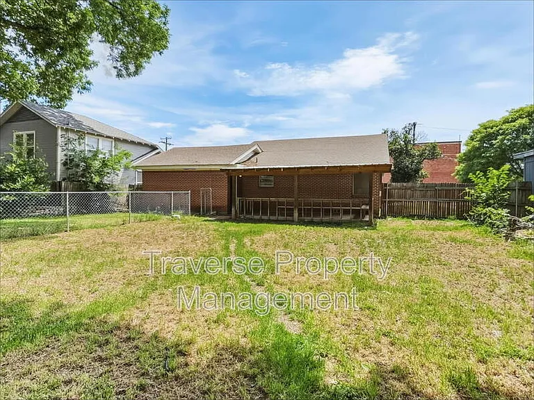 304 S Waco St — Photo 24