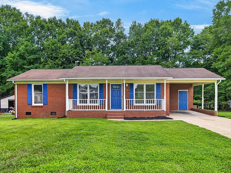 912 Kearney Dr — Photo 2