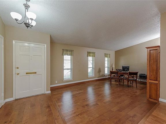 3rd image of 1302 Dogwood Trl