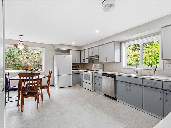 4th image of 3061 Sooke Rd