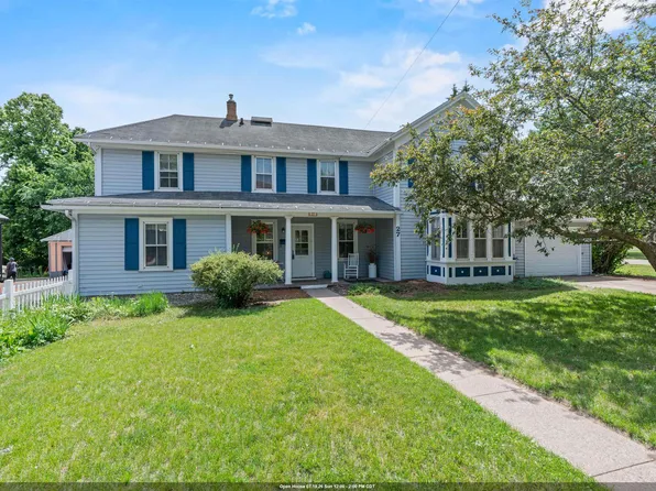 27 9th St, Clintonville, WI 54929