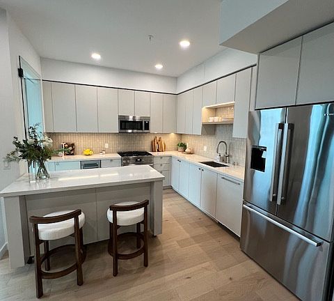 2nd image of 1825 Fox Hills Dr #3