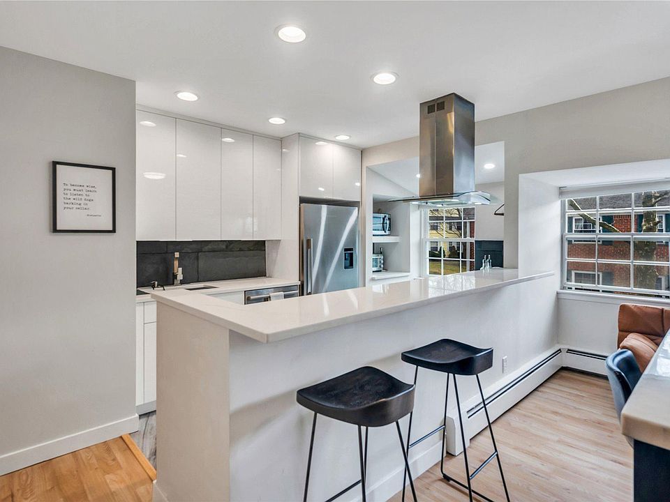 1st image of 811 Towne House Vlg #811