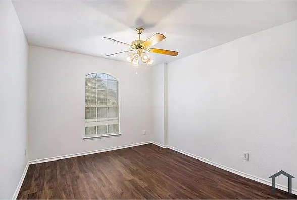 301 Londonderry Ln — Photo 9