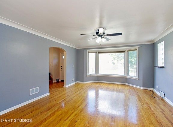 3rd image of 2733 W Jarvis Ave