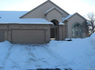 52673 Hunters Pointe Ct, Macomb, MI 48042