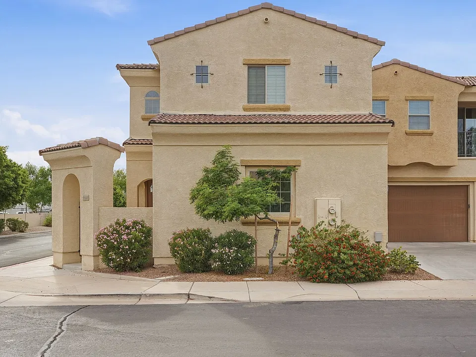 1367 S Country Club Dr #1105