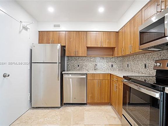 3rd image of 5101 Collins Ave #Cu-14p