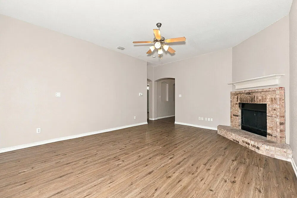 4 bed, 2.0 bath, 1859 sqft, $2,265 — Photo 3