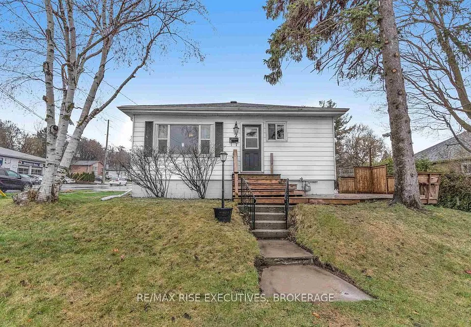 2 Howard Cres #2
