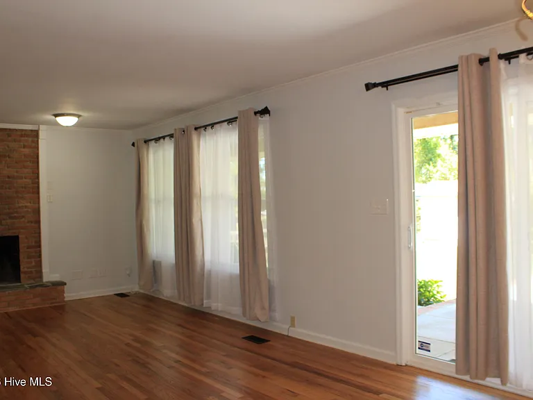 916 Stanton Dr — Photo 8