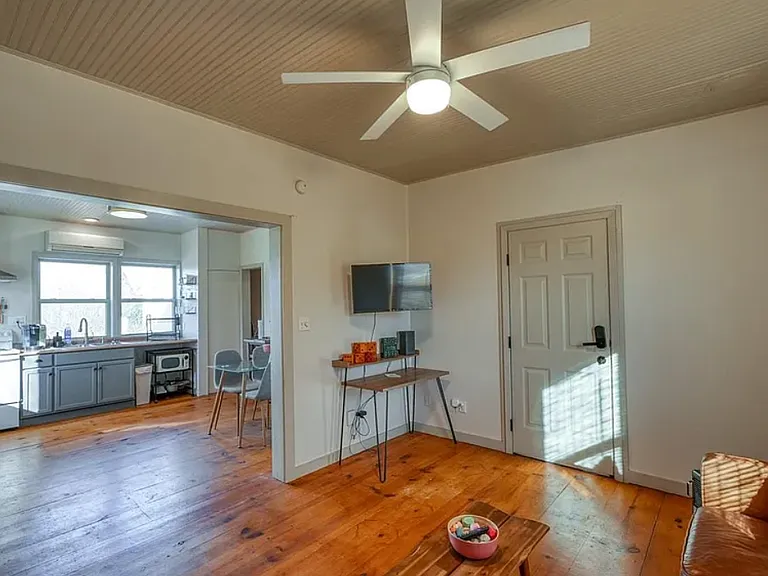 305 W Tarrant St — Photo 7
