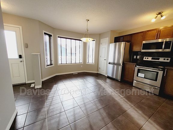 4th image of 7025 21a Ave SW