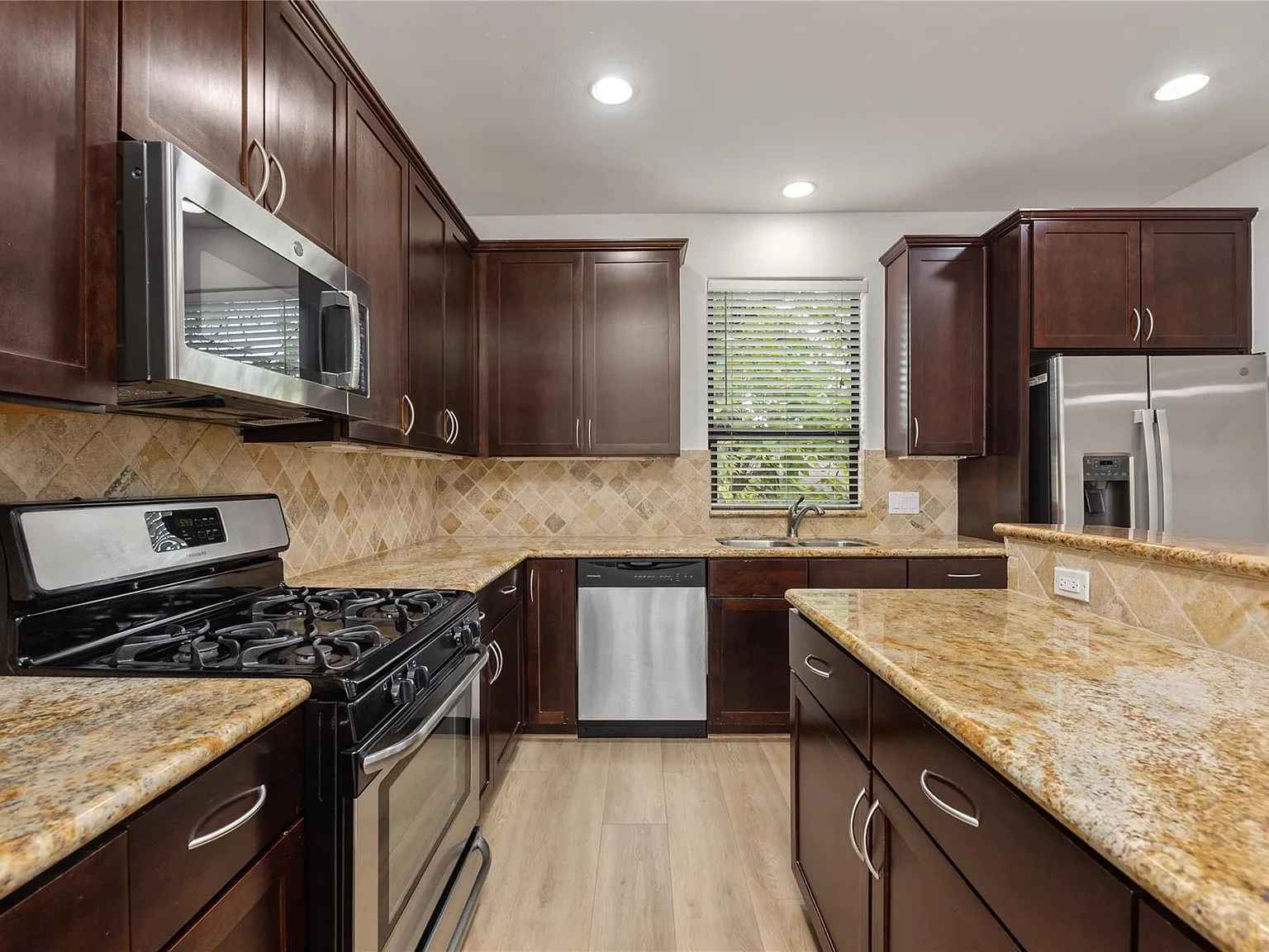 3 bed, 3.5 bath, 2113 sqft, $2,400 — Photo 3