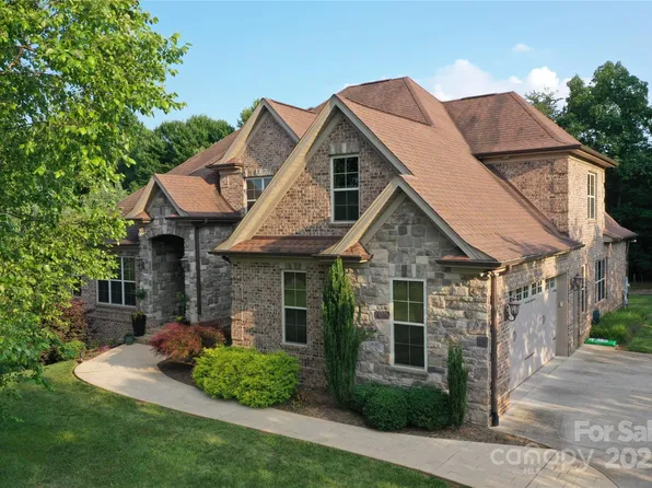 6302 Dwayne Starnes Dr, Hickory, NC 28602