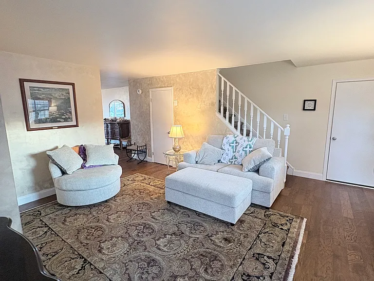 Beautifully furnished Warm Inviting Entrance Living Room