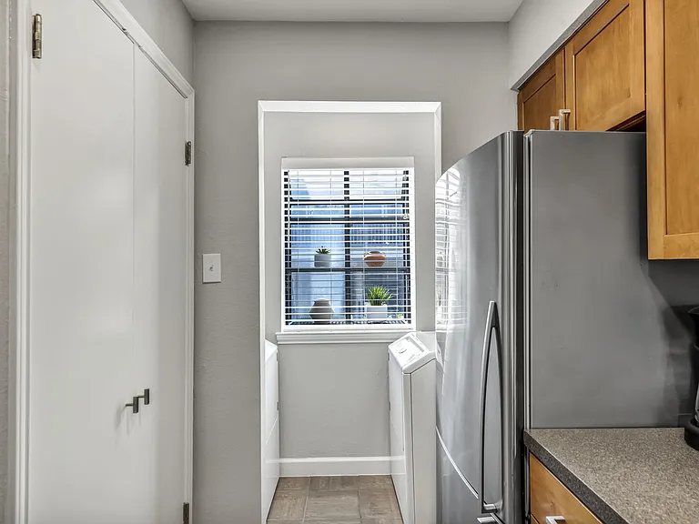 Post Rd — Photo 10