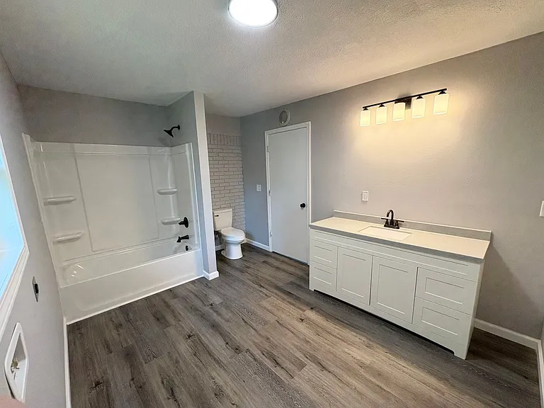 1004 N Dixie Hwy — Photo 12