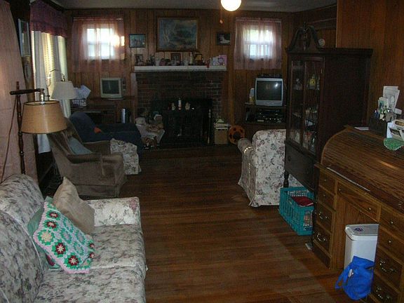 Hardwood flors, fireplace