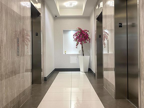 5th image of 7171 Yonge St E #1712