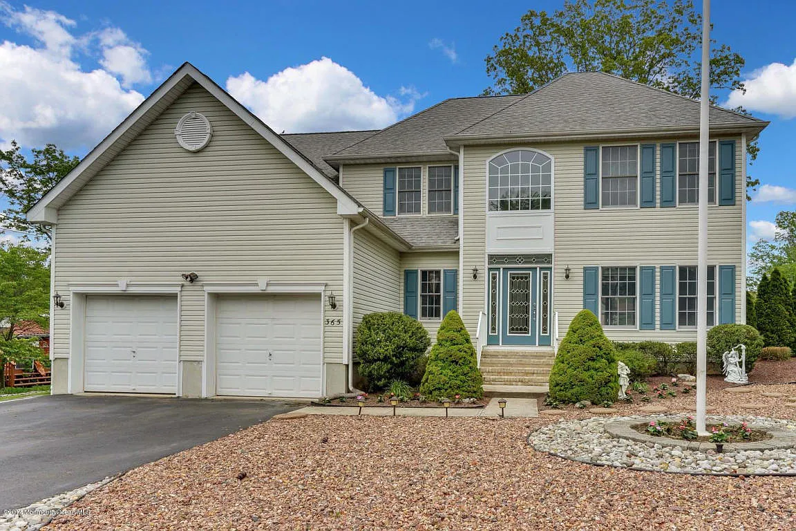 365 Evergreen Dr photo 1