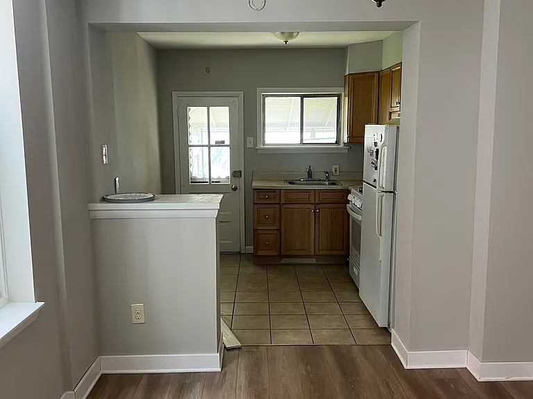 2062 Bridge St — Photo 8
