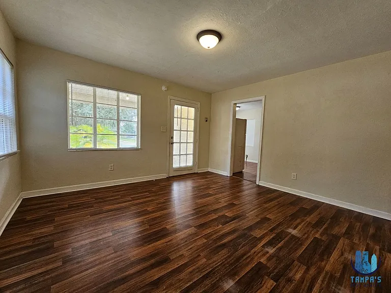 1516 Holly Rd — Photo 7