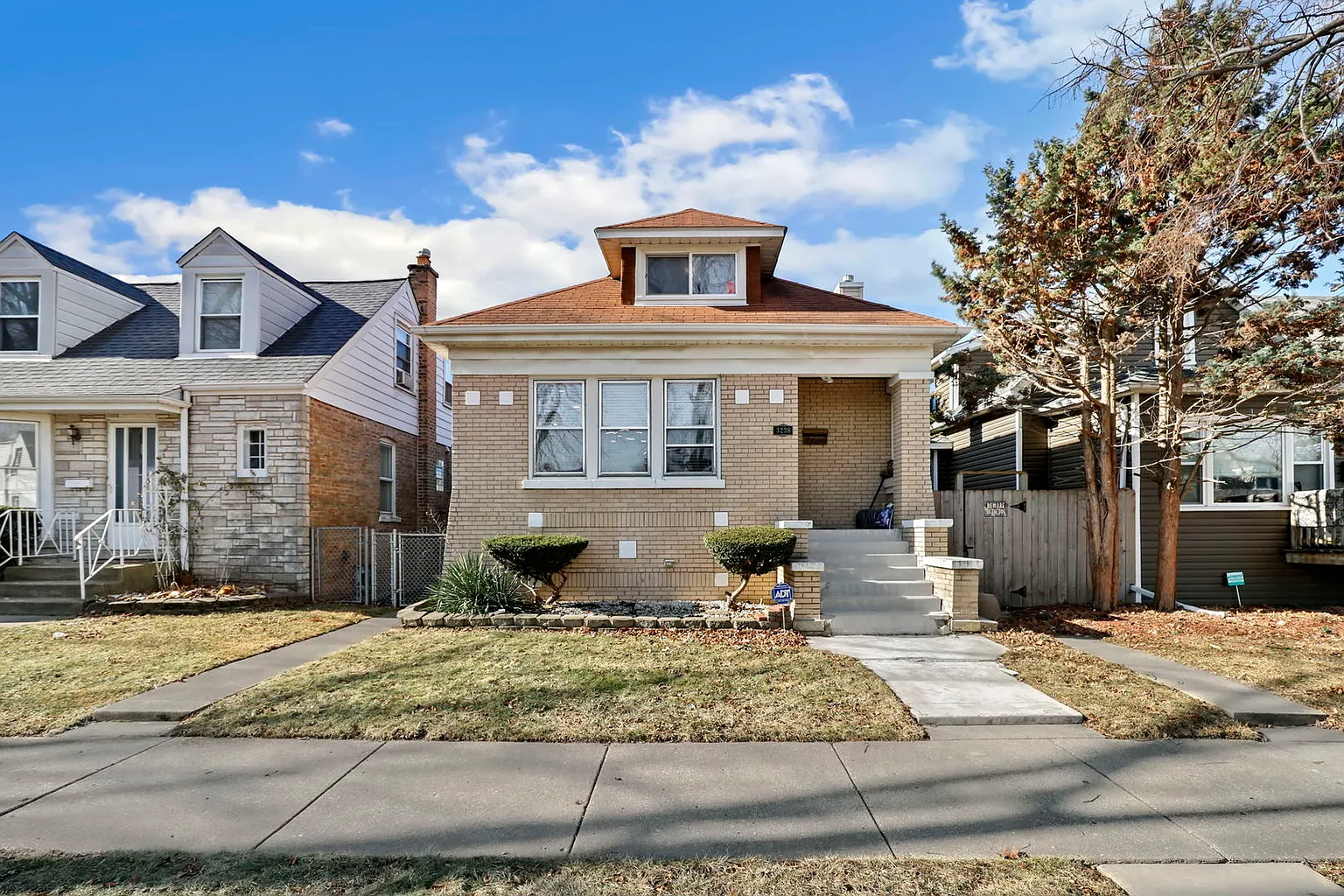 3238 N Plainfield Ave photo 1