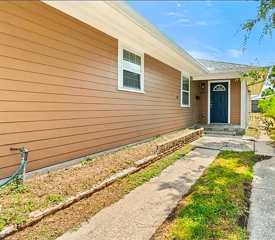 3 bed, 1.0 bath, 1218 sqft, $1,700 — Photo 2