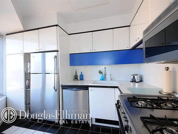 4th image of 150-156 W 56th St APT 3307
