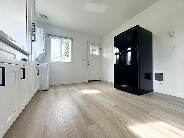 8420 1/2 S Tacoma Way — Photo 5