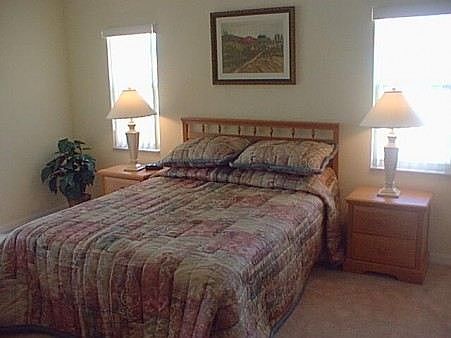 TR4P245MD-queen-bedroom